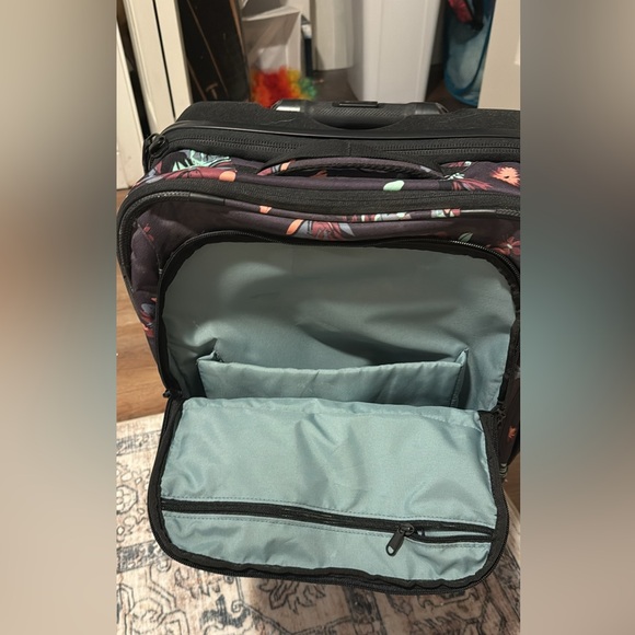 Dakine Floral medium sized suite case - Picture 2 of 4